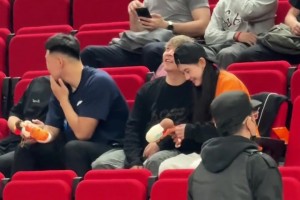 CBA看台抓到有小孩偷谈恋爱，在线撒狗粮！原来是一帆和甜儿🫣