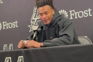 母校康大冲冠失败！卡斯尔赛后祝福：我为他们这赛季感到骄傲！