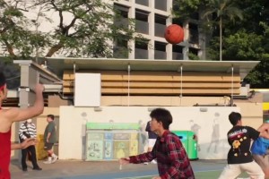 水平不得了！球友晒视频：和我妈打球 她70多岁还在场上跑