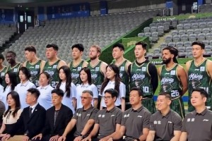 今晚首秀！J.Cole和同曦男篮大合影，看起来还挺像职业球员